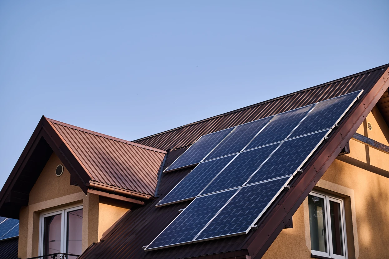 Panneaux solaires électriques sur le toit de la maison