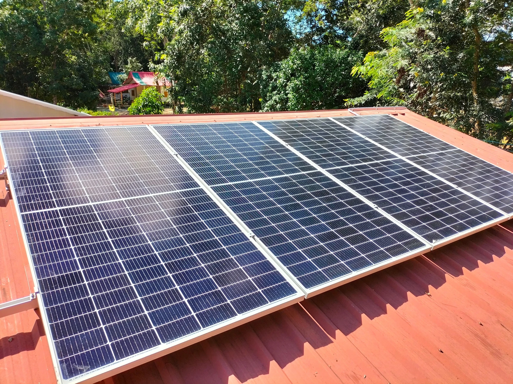 Scène extérieure sur toiture résidentielle avec installation solaire photovoltaïque