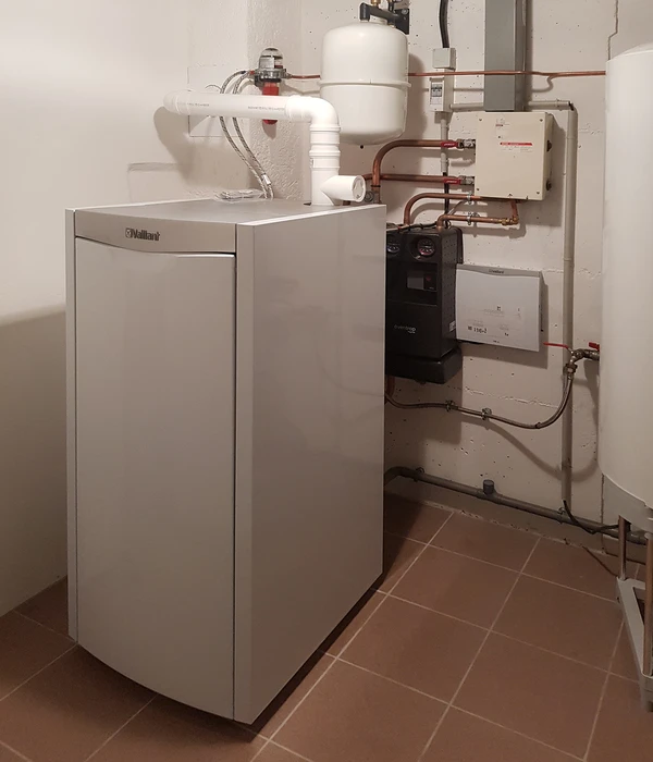 Technicien de panneaux solaires avec forage installant des panneaux solaires sur le toit de la maison par une journée ensoleillée