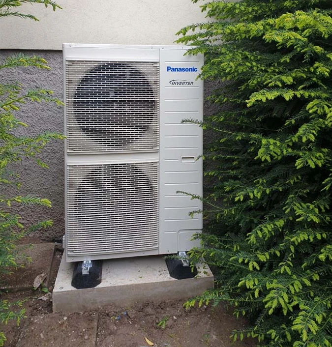 Technicien de panneaux solaires avec forage installant des panneaux solaires sur le toit de la maison par une journée ensoleillée