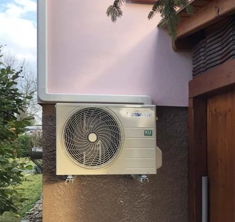 Technicien de panneaux solaires avec forage installant des panneaux solaires sur le toit de la maison par une journée ensoleillée