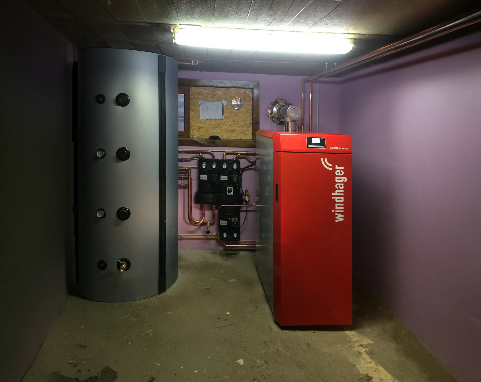 Intérieur domestique avec chauffe-eau instantané au gaz monté sur mur en briques