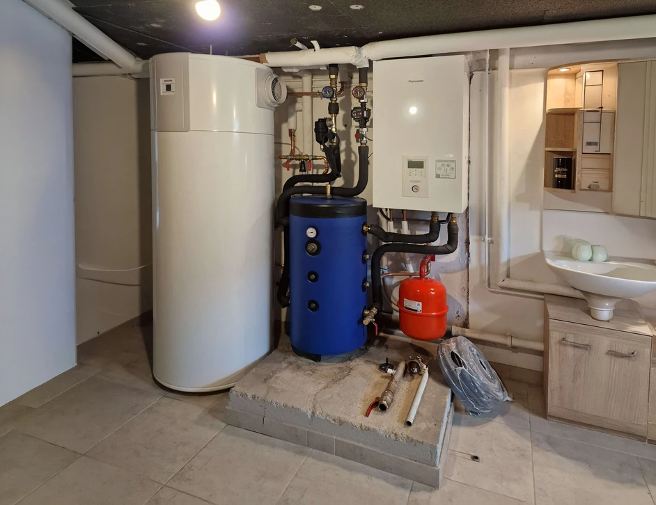 Travailleur installant du matériau d'isolation thermique sur le mur, gros plan