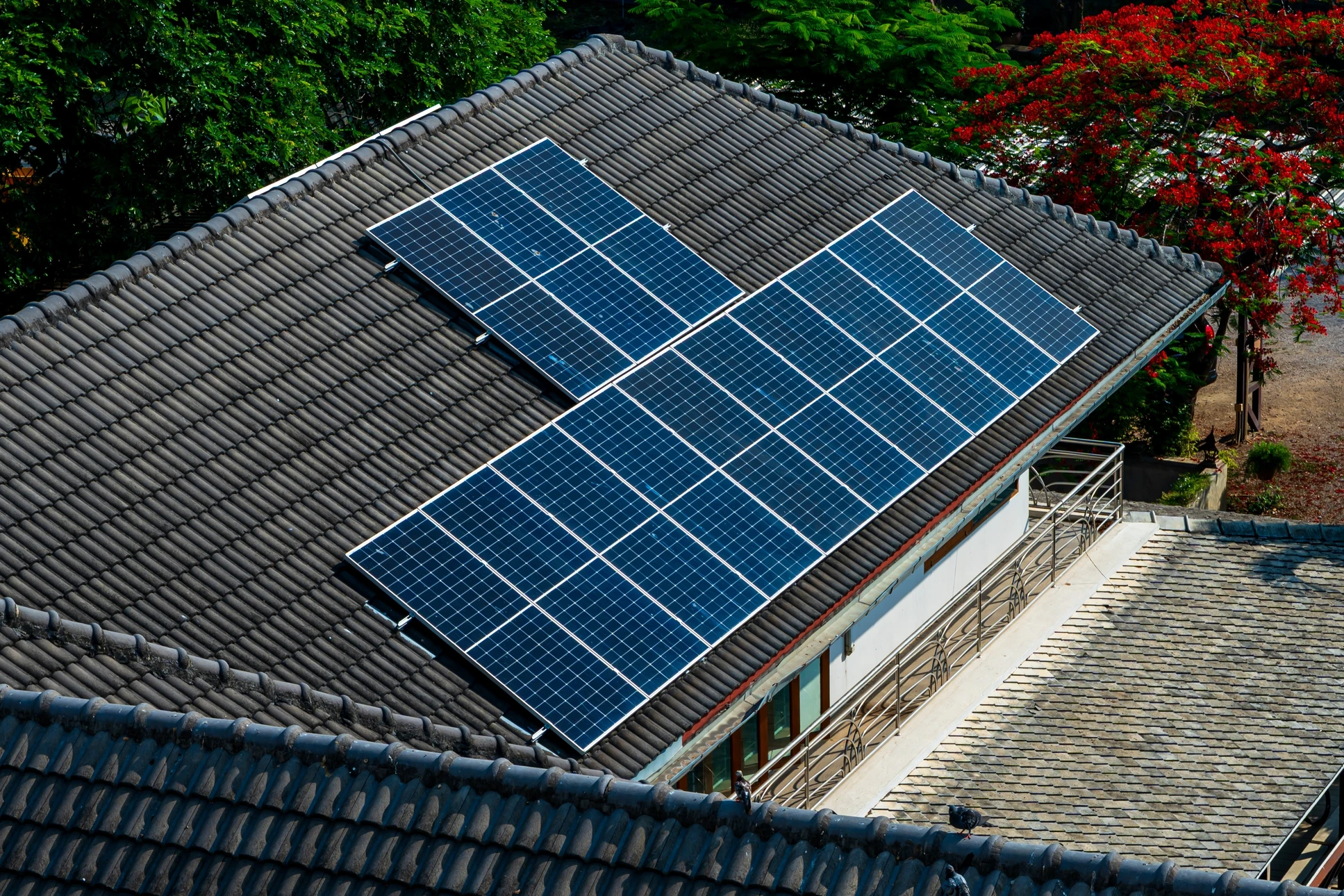 Des panneaux solaires sur le toit d'usine des panneaux solaires photovoltaïques absorbent la lumière du soleil comme source d'énergie pour produire de l'électricité qui crée de l'énergie durable