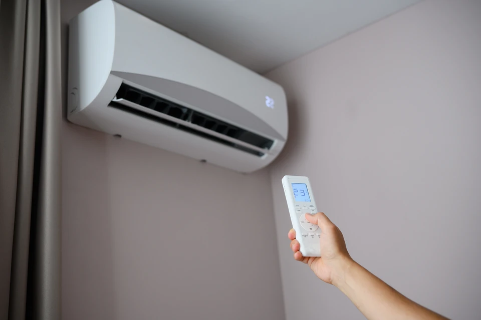Plafond technique industriel avec système de climatisation cassette encastré, conduits de ventilation métalliques apparents et éclairage sur rails